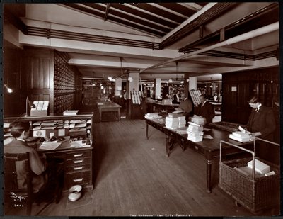 Uomini che lavorano in quella che sembra essere una sala di smistamento alla Metropolitan Life Insurance Co. in 23rd Street e Madison Avenue, New York, 1907 da Byron Company